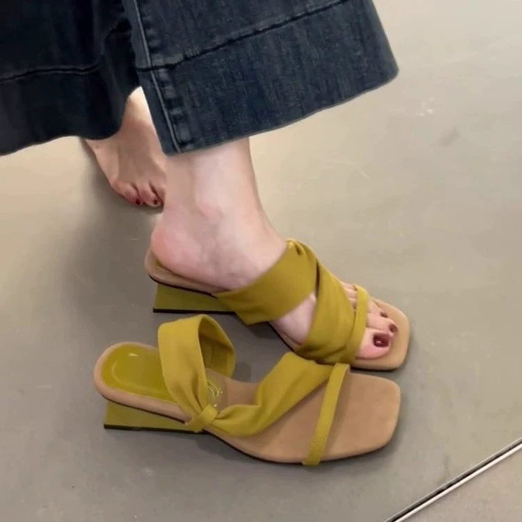 Женские сандалии-слипоны на танкетке во французском стиле, новые двусторонние сандалии в стиле отпуска лета 2025 года, крутые женские тапочки в сказочном стиле.