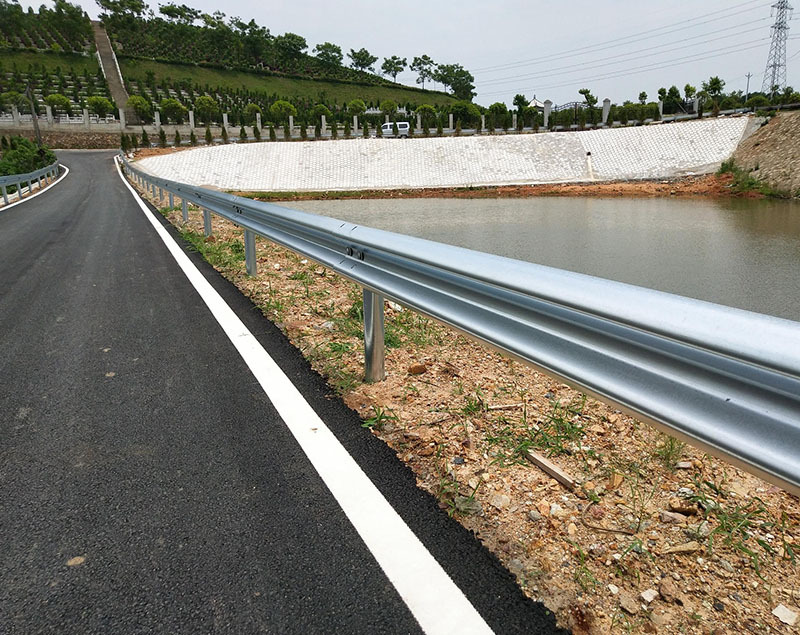 Fábrica de barrera ondulada de Hubei suministro spot barrera de acero anticolisión de autopista doble onda tres onda barrera de protección