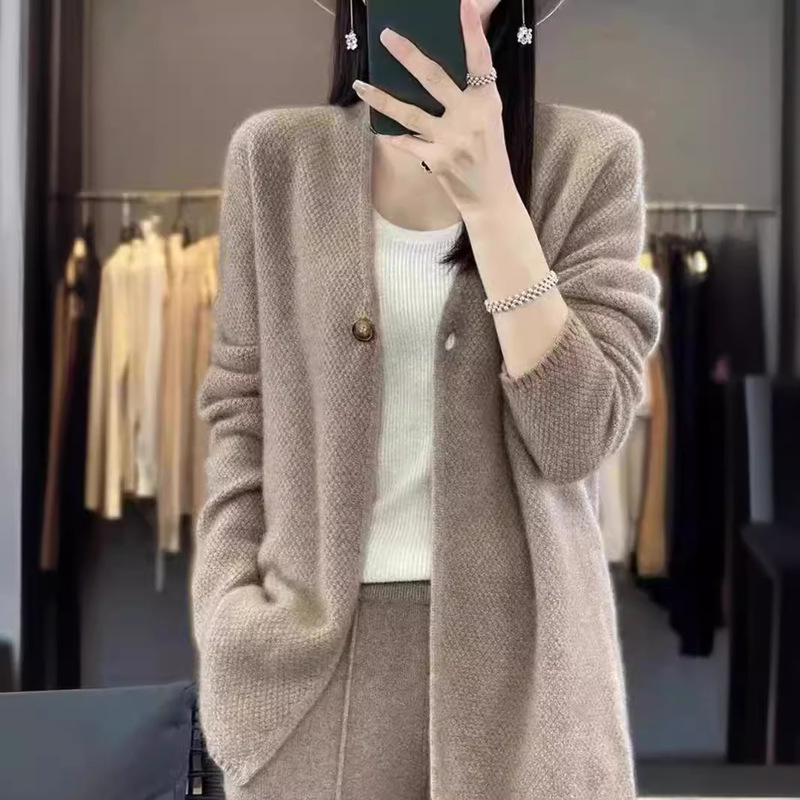 秋冬の新型の一粒はファッションのメリヤスのカーディガンのセーターの女性vネックの純色のカジュアルな肌に合わせて長袖のコートを掛けます。|undefined
