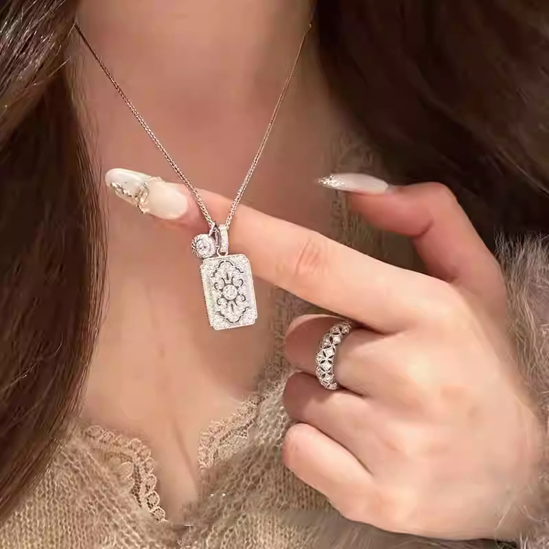 Collar con colgante cuadrado hueco de circón, japonés y coreano ins, cadena de clavícula de todo fósforo de nicho simple, lujo ligero, collar de alta gama