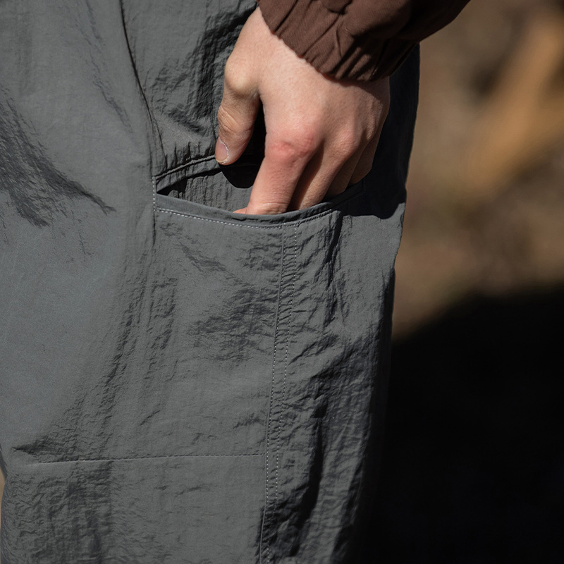 Pantalones casuales rectos al aire libre de montaña primavera para hombres nuevo estilo japonés diseño de cinturón de hebilla suelta pantalones de viento funcionales
