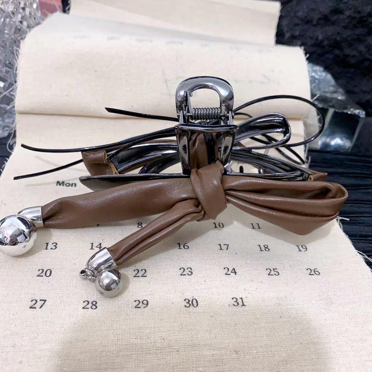 Title 5, Presilha de cabelo Metal Leather Love Girl com ...