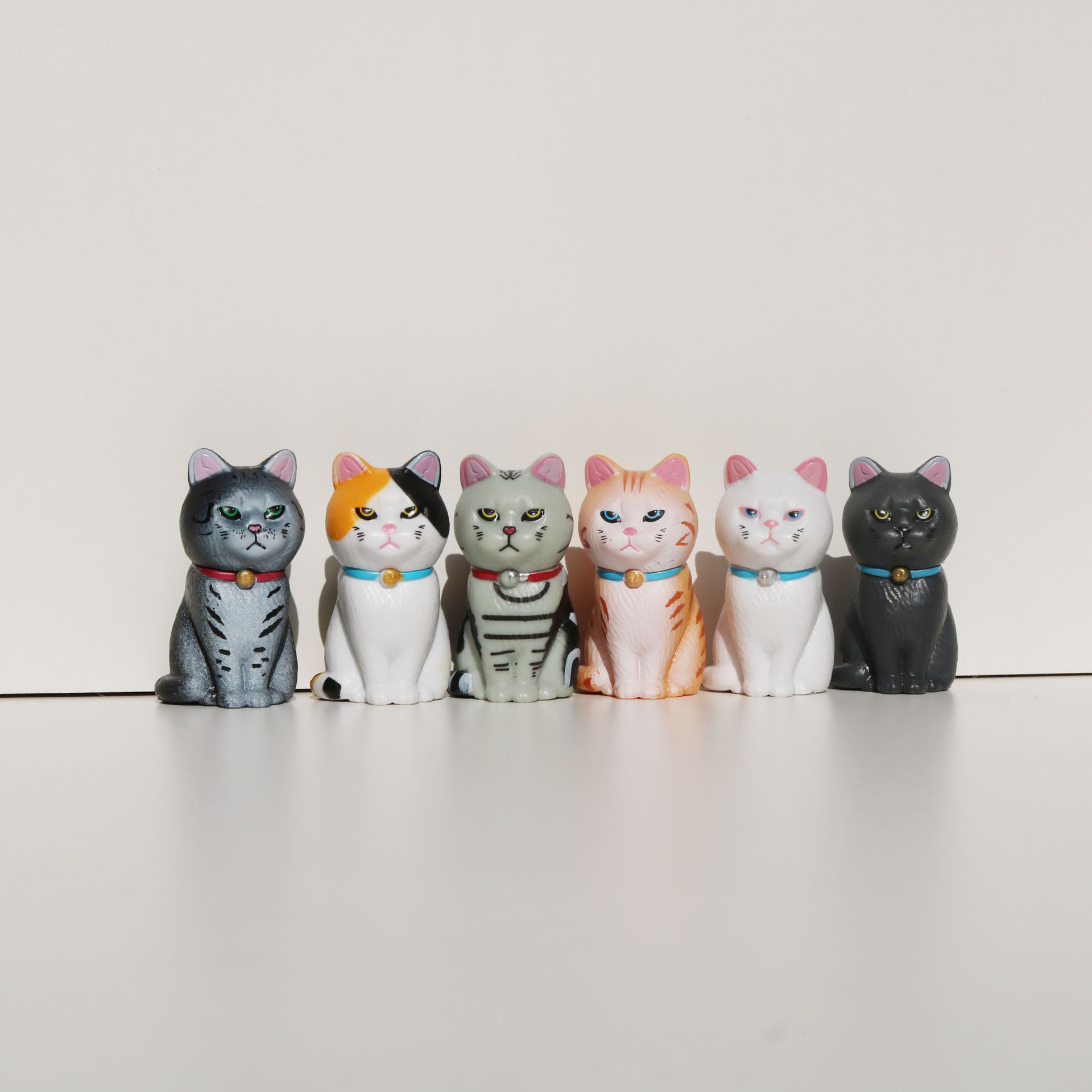 6 modelos de figuras tristes sentadas tipo B, negro y amarillo, 5*2.8cm (151G)