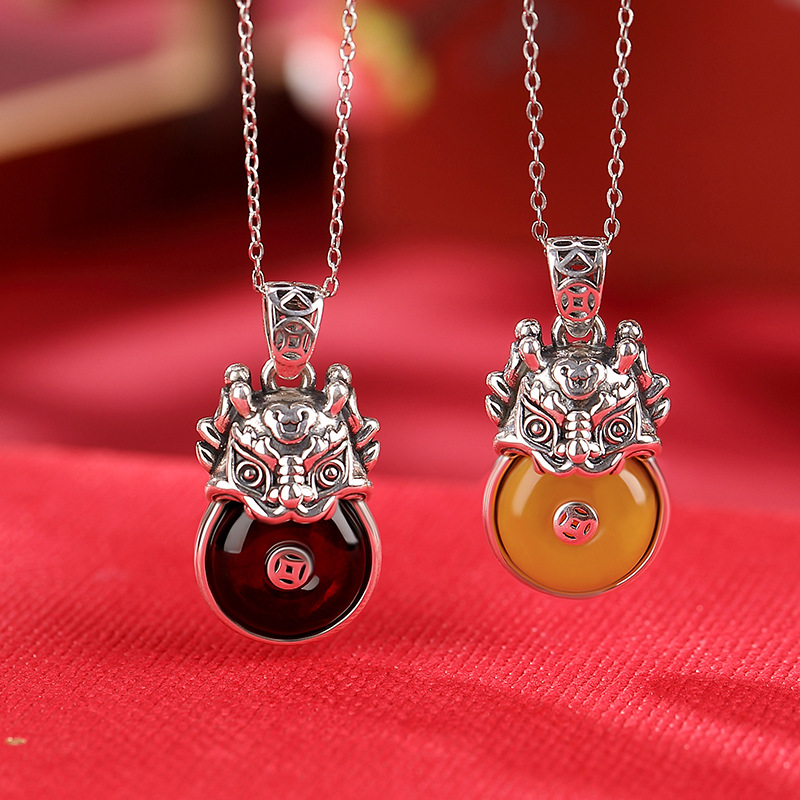 Mặt dây chuyền bạc S999 hình hươu bạc khảm hổ phách máu phong cách cổ điển — Mô hình hổ phách máu (không có dây chuyền)
