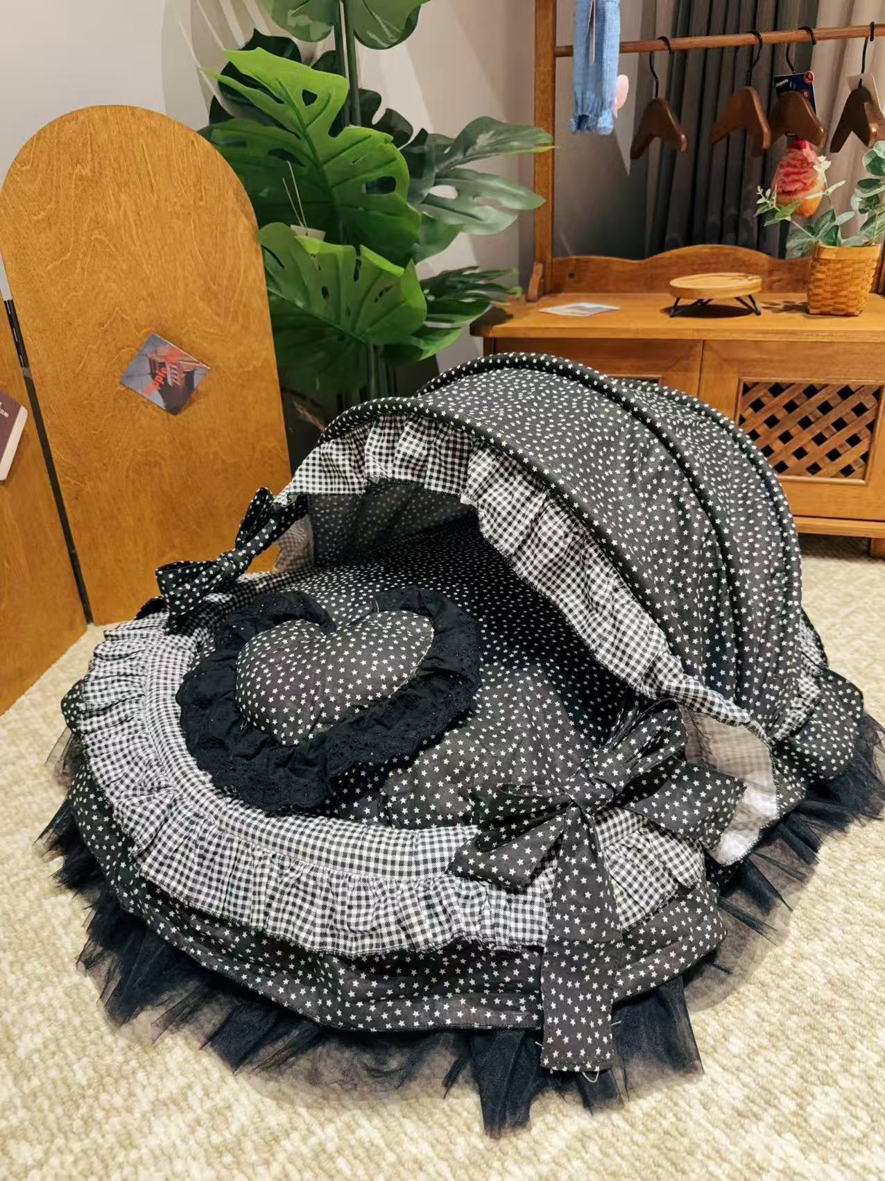 Кружевной край в черный горошек