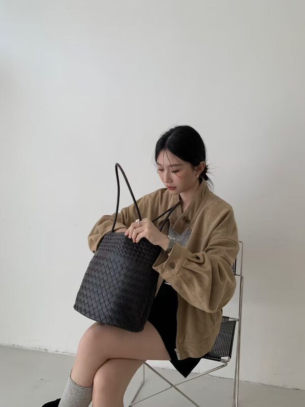 头层牛皮单肩小水桶包2025新款夏日度假风真皮手工编织包女手提包|undefined