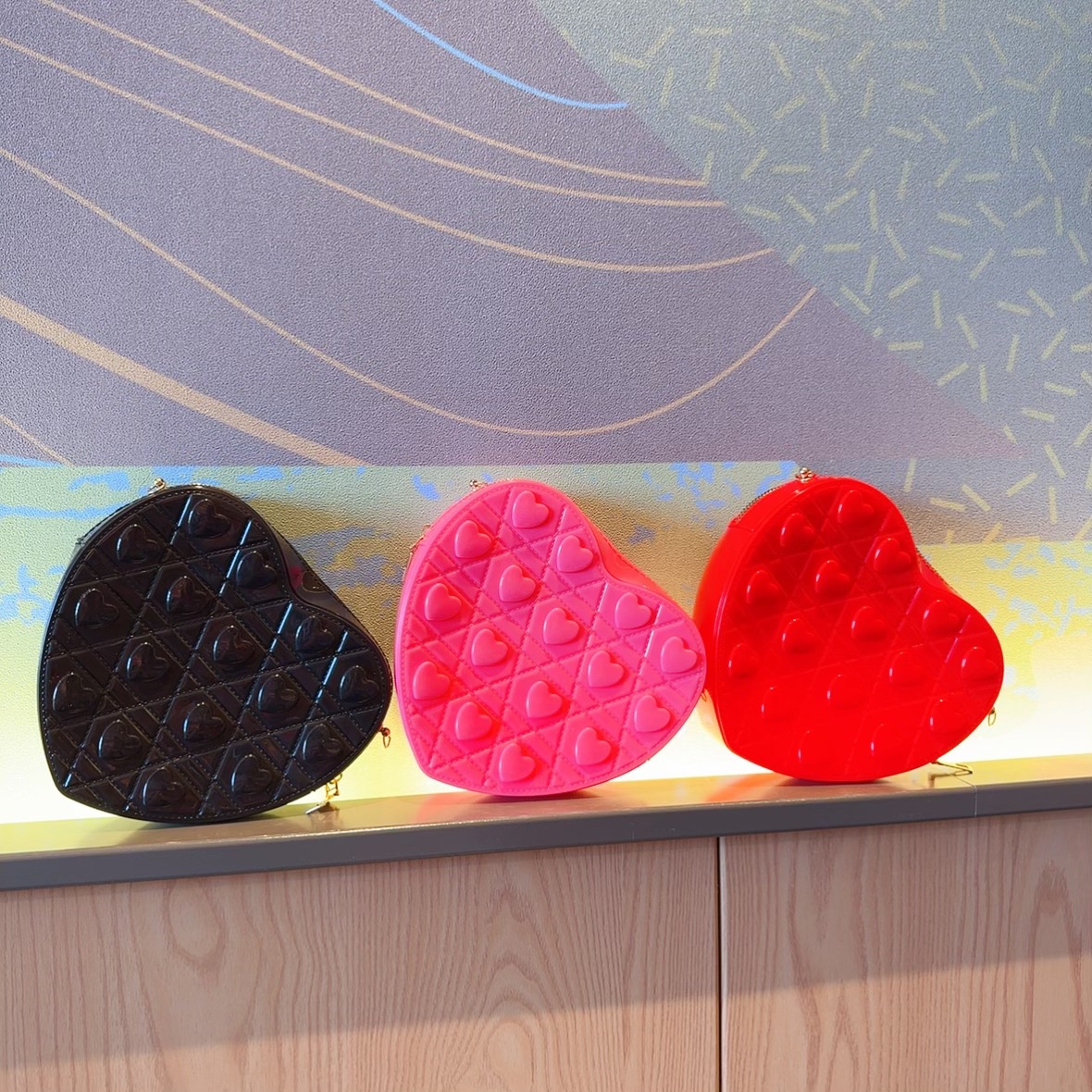 The 2025 new heart-shaped bag is a fashionable and versatile single-shoulder crossbody small bag. It's a cute jelly bag for women in summer details Picture