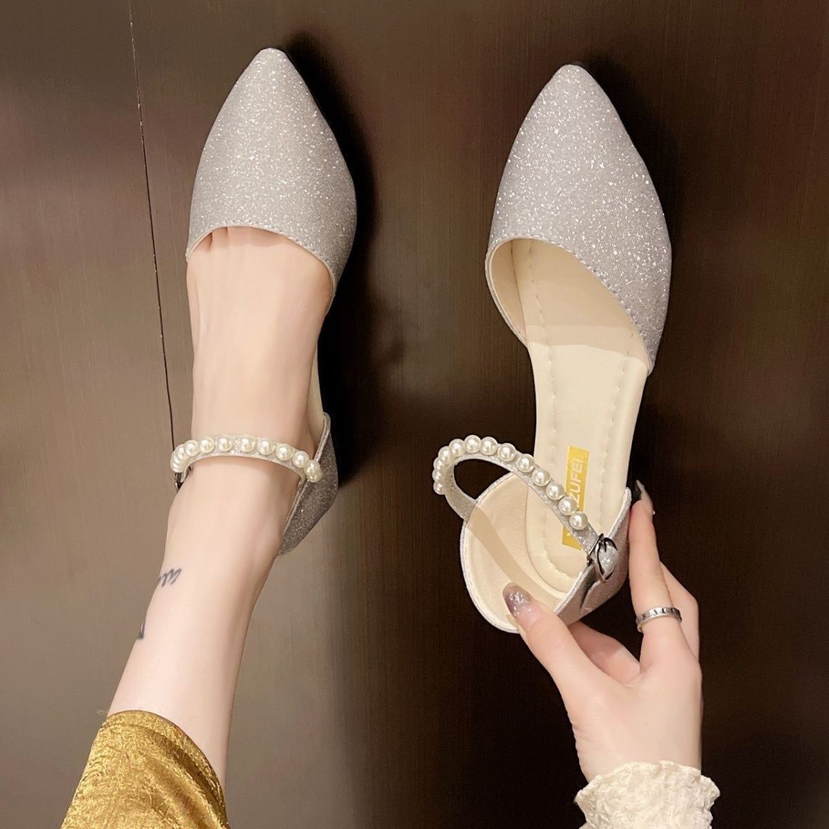 2026 primavera y verano nuevo tipo de perla hueca con sandalias de hadas francesas con punta plana antideslizante sandalias de mujer