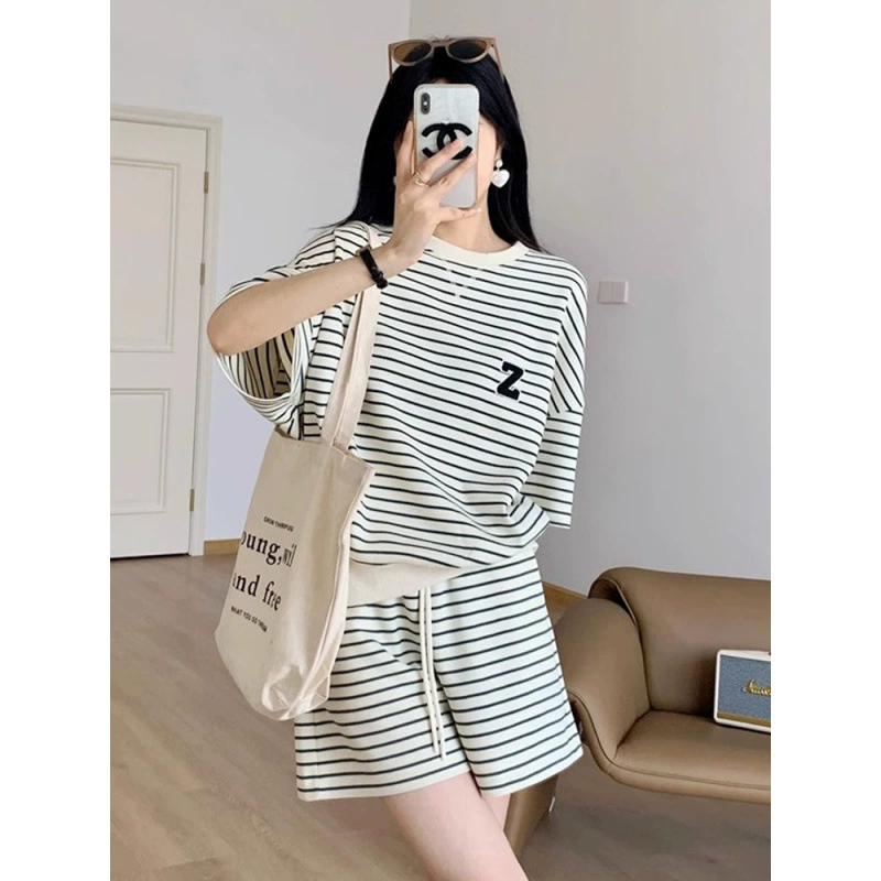 Летний спортивный костюм в стиле соли для женщин, свободный корейский стиль, модные и модные уличные шорты с короткими рукавами, повседневный комплект из двух предметов.