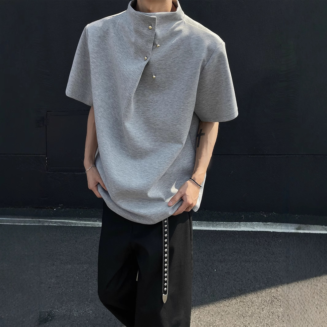불규칙한 버튼 디자인 센스 짧은 소매 티셔츠 남성 여름 미국 스타일 패션 무거운 패드 어깨 반 높은 칼라 반 소매