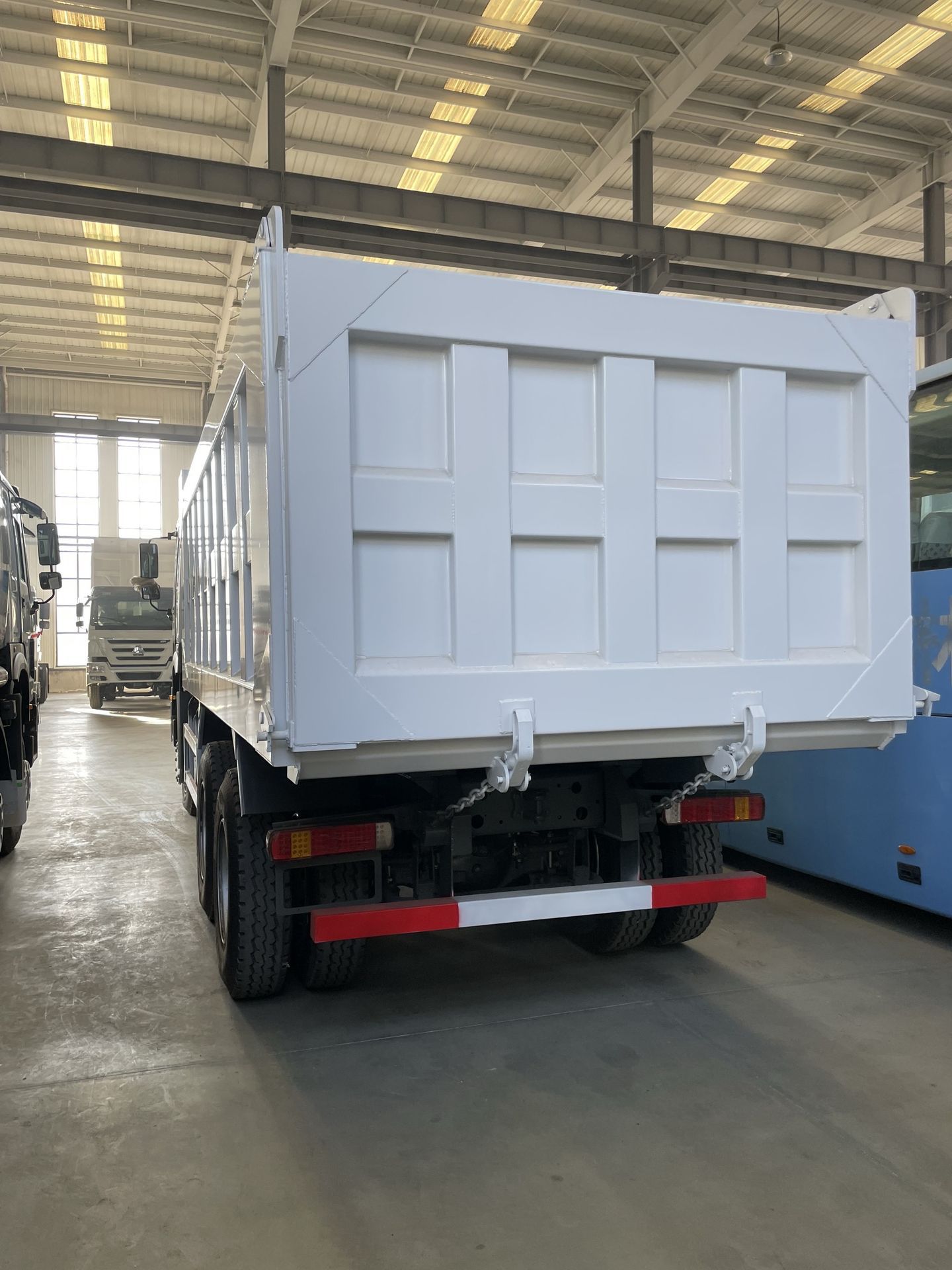 Howo 10-Wheel Dump Truck with 371 Horsepower for Mining and Soil Transport, Direct Supply from the Manufacturer for Mining Transport Scenarios