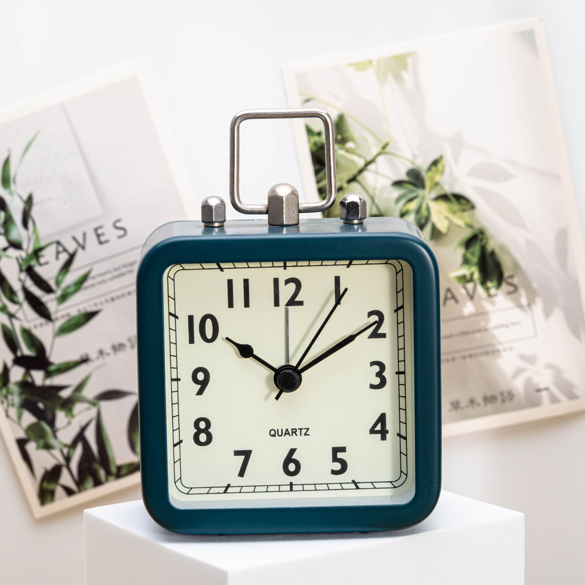 Directo de fábrica de moda simple cuadrado de plástico retro pequeño reloj de alarma dormitorio de noche mudo despertador electrónico