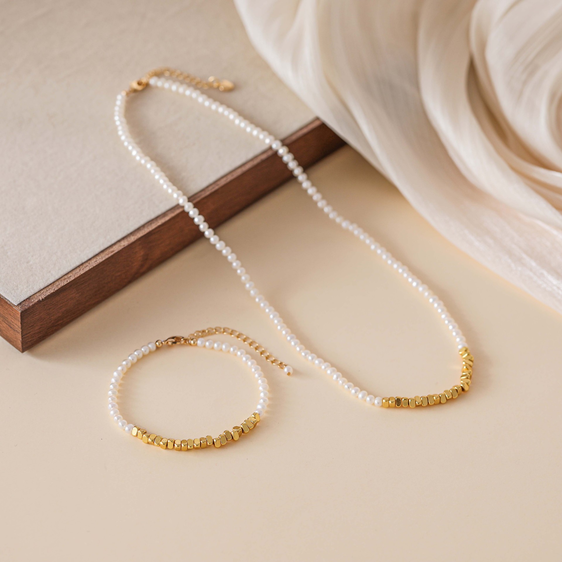 Geometric universal retro brand necklace from pearl