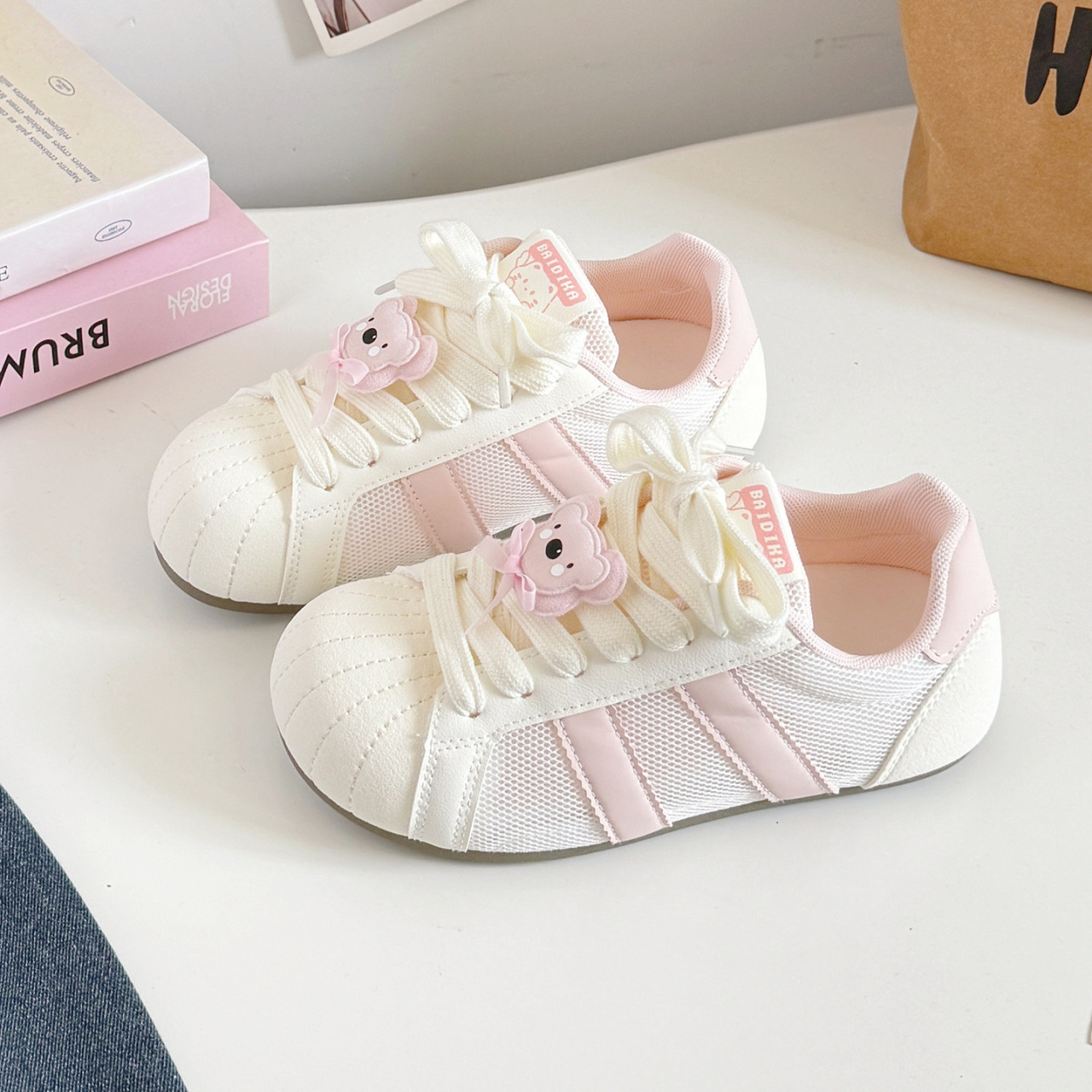 2026 nuevos zapatos de mujer primavera y verano zapatos de pan de suela gruesa zapatos deportivos casuales de skate de alto valor de los estudiantes zapatos blancos pequeños