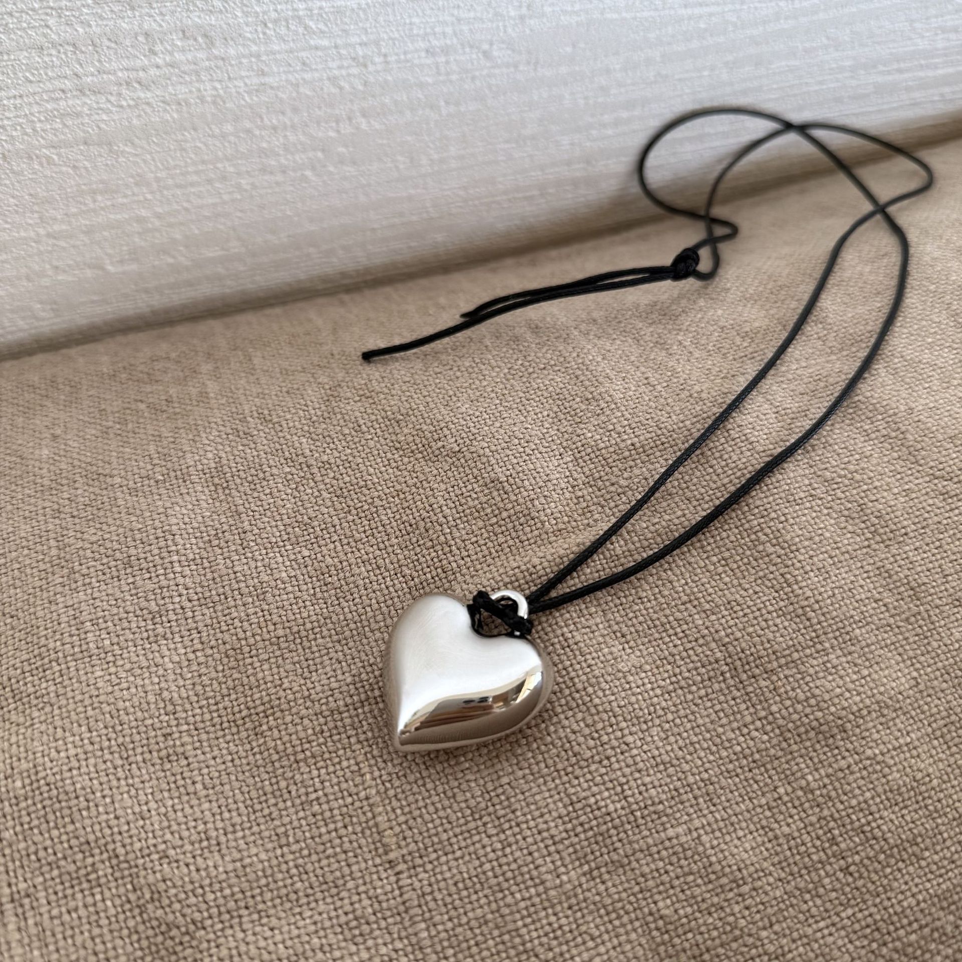 매달린 사랑의 검은 밧줄 목걸이