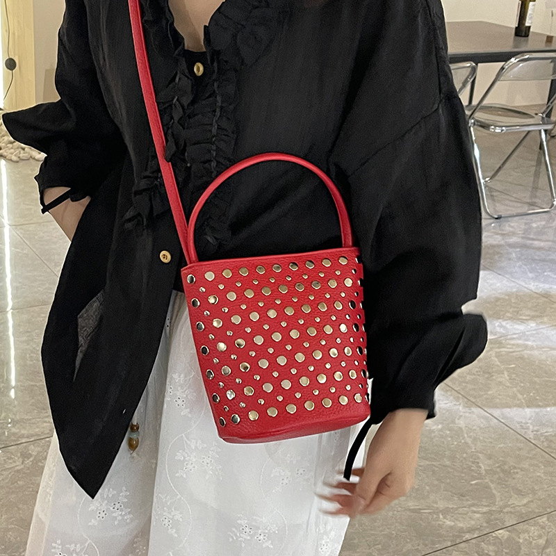 Bolso de cubo de textura transfronteriza 2025 nuevo bolso de mano remache personalizado bolso de hombro retro patrón de lichi bolso de mensajero mujer