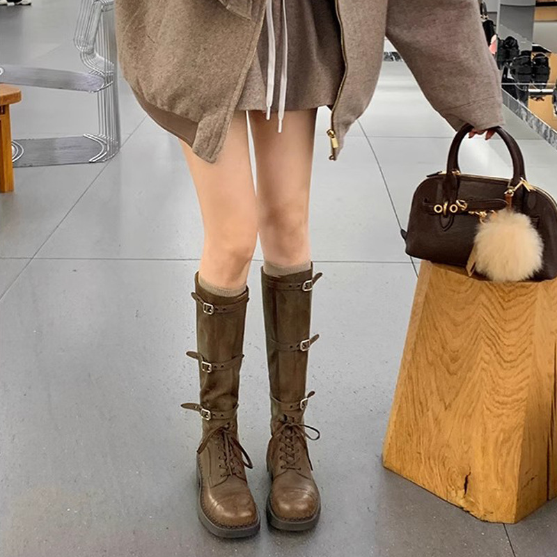 Nuevas botas de montar de otoño e invierno para mujer, estilo motociclista Miu, con hebilla de cuero a la moda, tacón grueso retro y caña media-alta.
