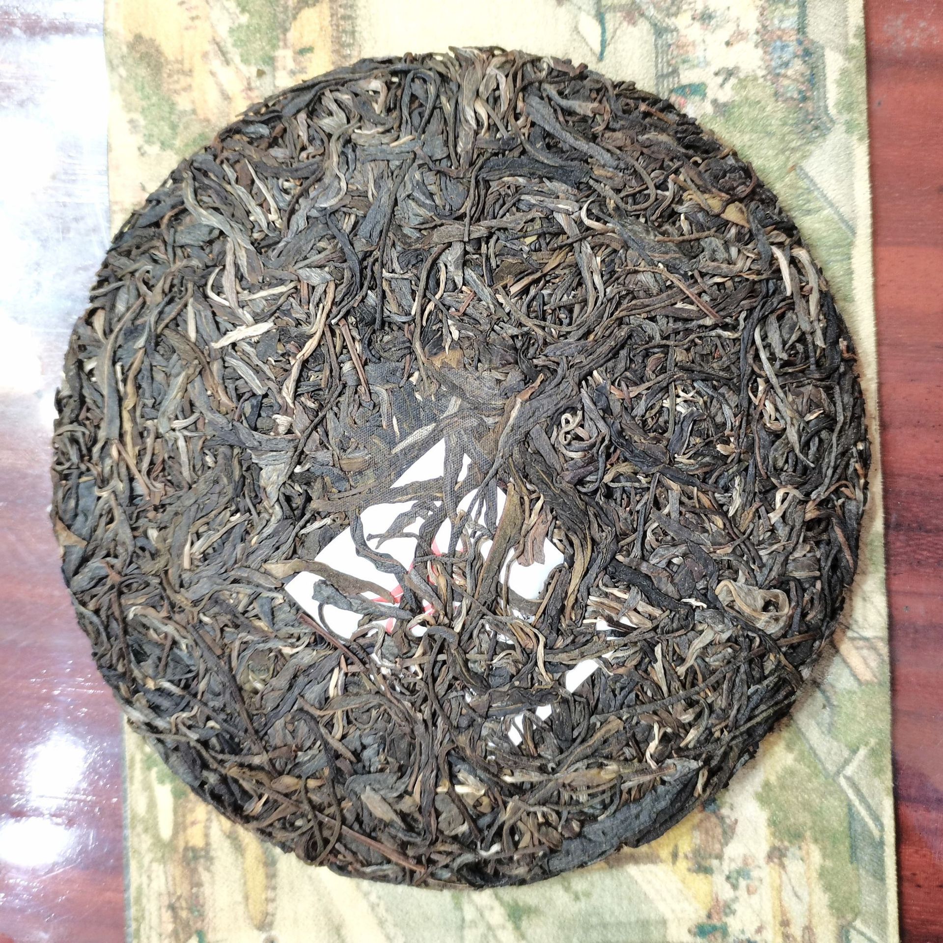 Directly sourced from the original manufacturer: Menghai Pasha ancient tree "Peacock Princess" 357g raw Pu-erh tea in a seven-son cake.