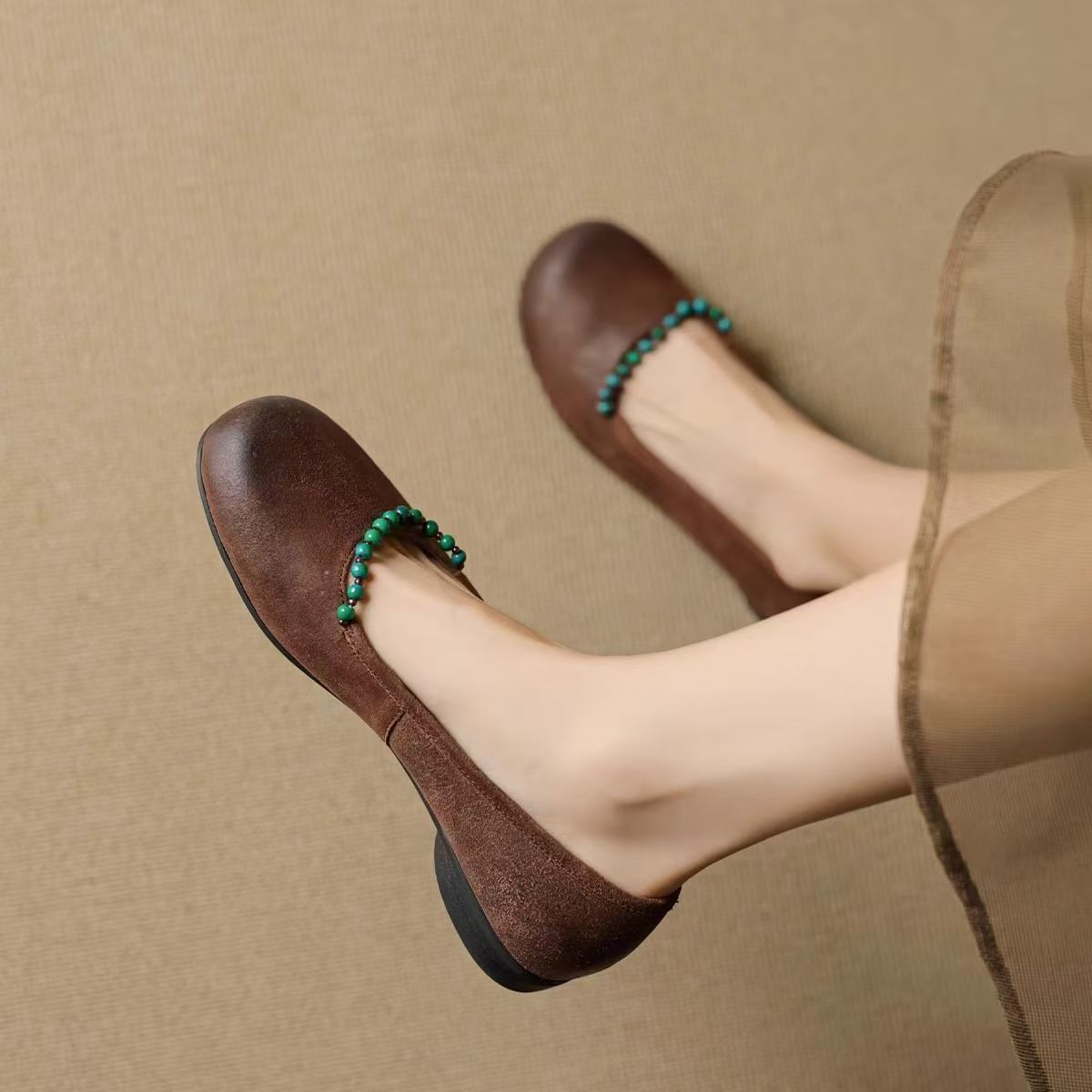 2026 primavera zapatos de cuero suave de talón bajo con cuentas superficiales zapatos de mujer cabeza redonda plana retro estilo nacional zapatos de abuela