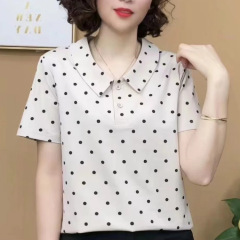 夏の新型減齢のお母さんは子供の襟の半袖を詰めます。