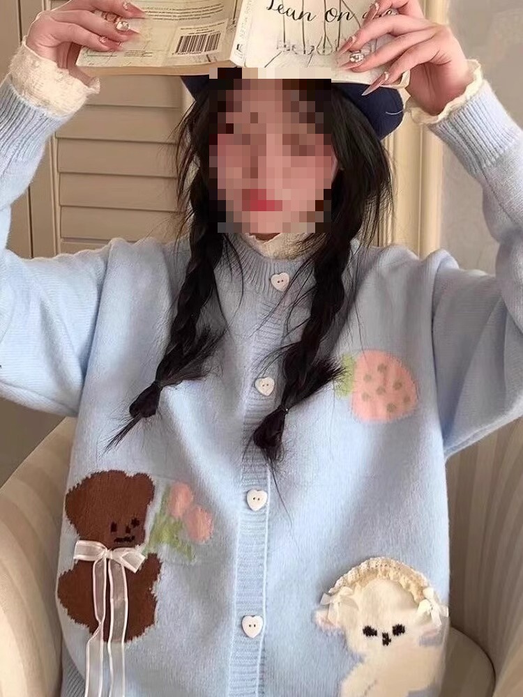 Cute sweater with a round collar