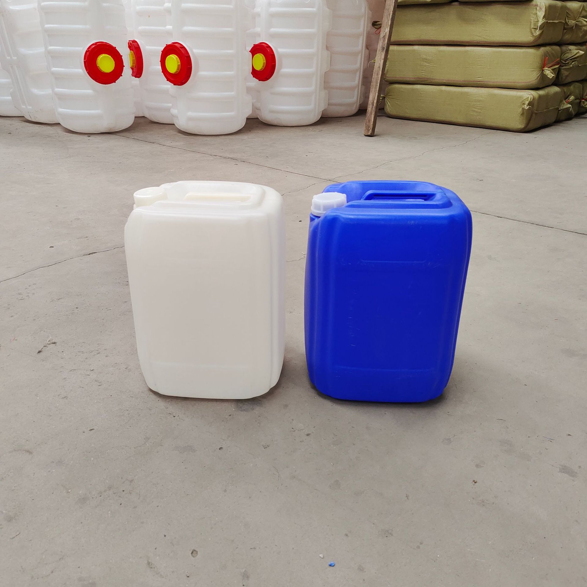 20L20升25L25升化工桶堆码桶 蓝白色化工桶 工业桶 周转桶运输桶