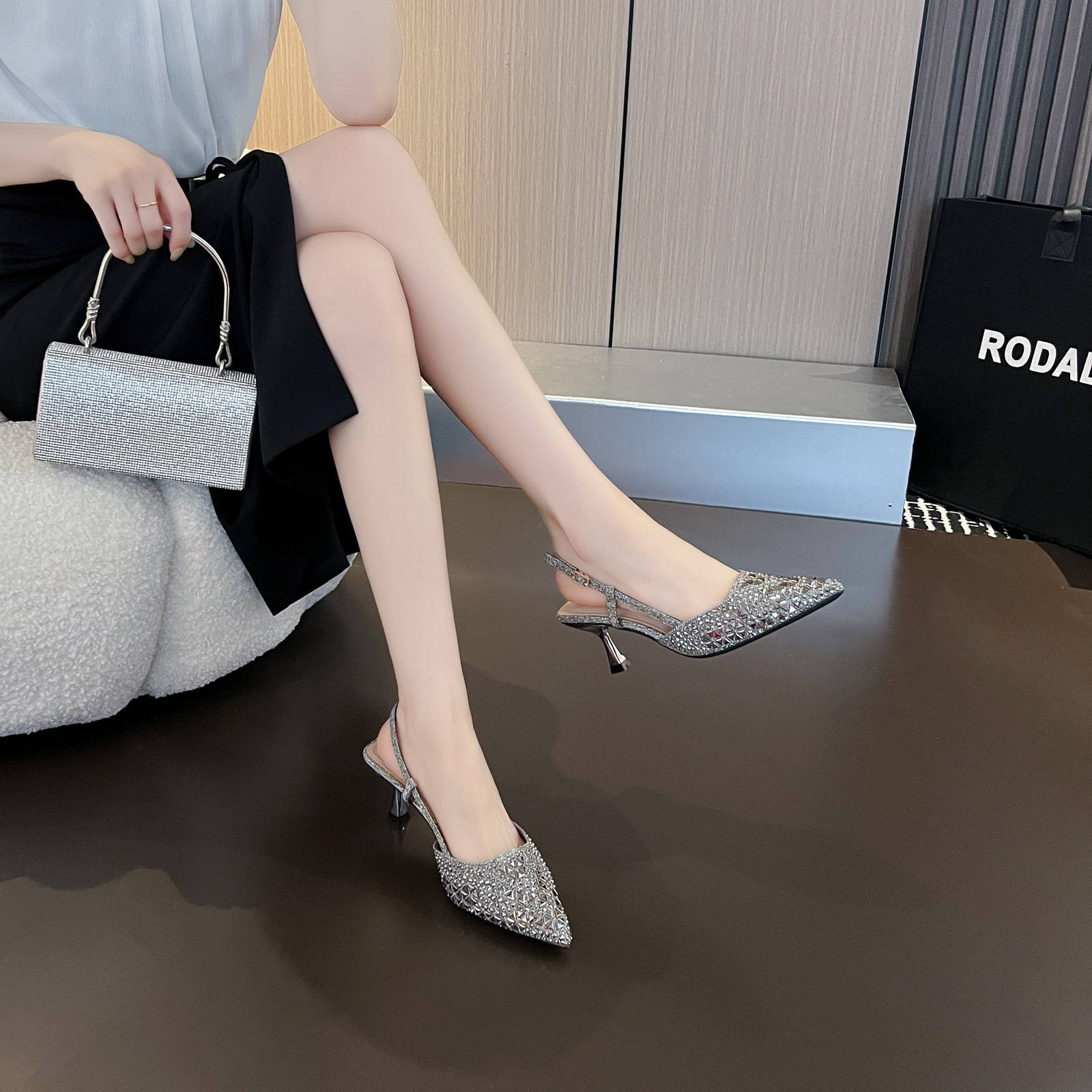 Sandalias de tacón alto francesas para mujeres 2024 nueva cabeza afilada hada Feng Shui tacones delgados con un temperamento de tacones altos image 3