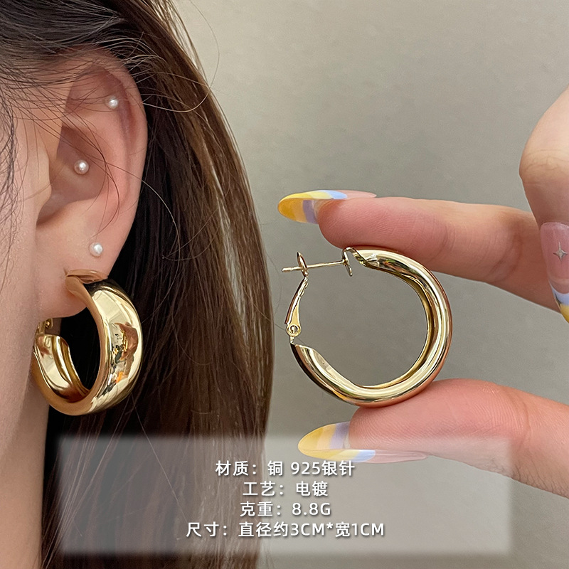 2025 nuevo estilo verano de moda anillo plateado círculo negro círculo fino temperamento europeo y americano aretes dorados de todo fósforo