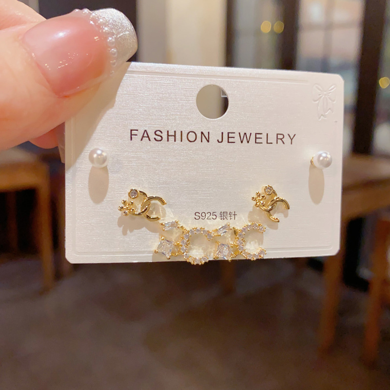 155#Juego de pendientes de botón de tres piezas inspirados en Chanel con perlas y detalles de diamantes en tono dorado (chapado en oro real engrosado)