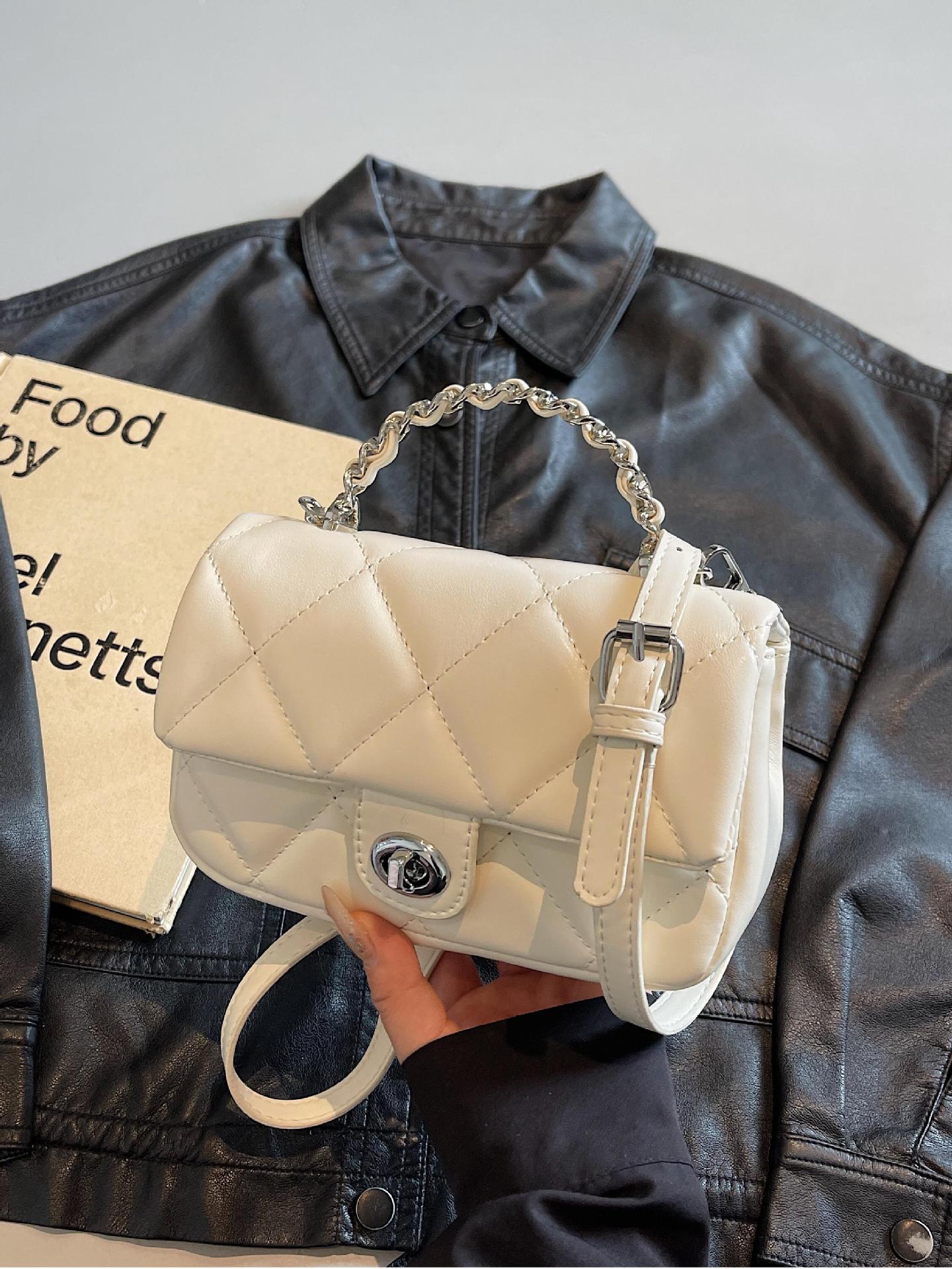 Este año, la popularidad de bordado de diamante es una pequeña bolsa de viento fragante para mujeres 2025, una nueva bolsa de mano universal, una bolsa de hombro.