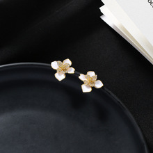 2022新韩国设计感时尚画油白色简约花朵精致轻奢耳环小众日常耳环