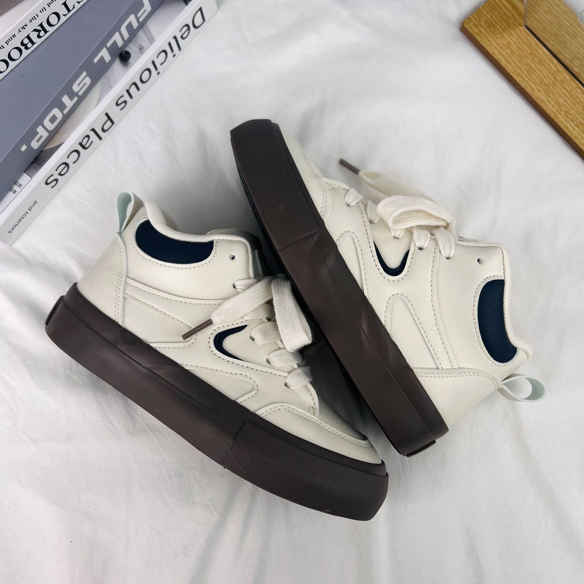 Los estudiantes de otoño e invierno de estilo coreano versátiles zapatos blancos de mujer 2023 zapatos de lona de cuero mid-top en línea zapatos casuales deportivos en vivo