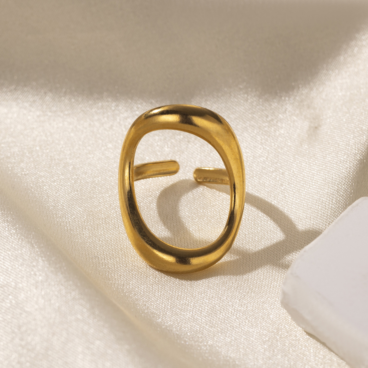 Anillo de acero inoxidable de forma especial europeo y americano de Tena, diseño de nicho femenino, anillo de acero de titanio de todo fósforo, joyería de lujo de alta gama ligera