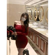 红色蕾丝打底连衣裙2025秋冬新款一字领女气质纯欲辣妹长袖包臀裙