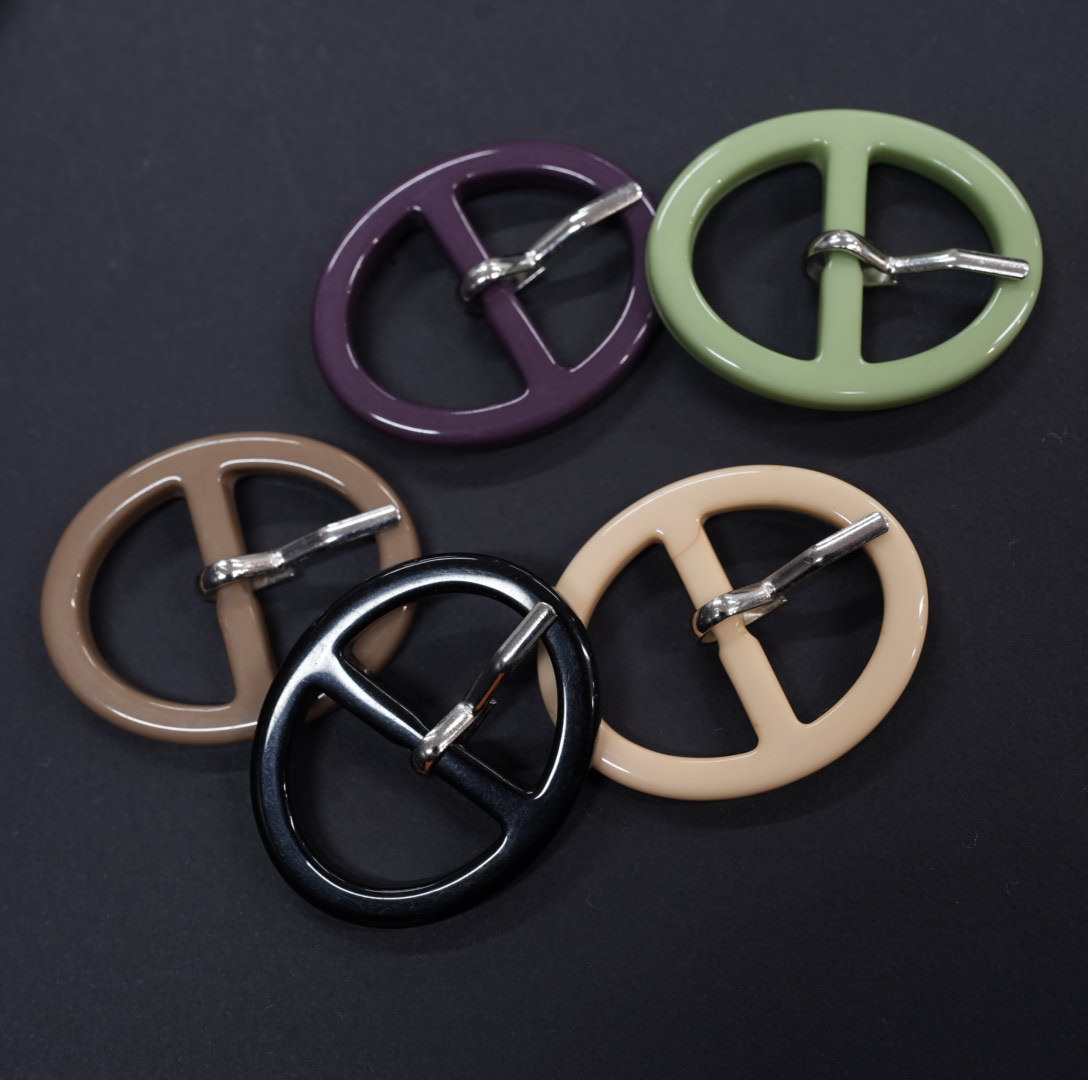 前黄横向平面椭圆形树脂玉色中咖大理石花纹日字扣三档扣