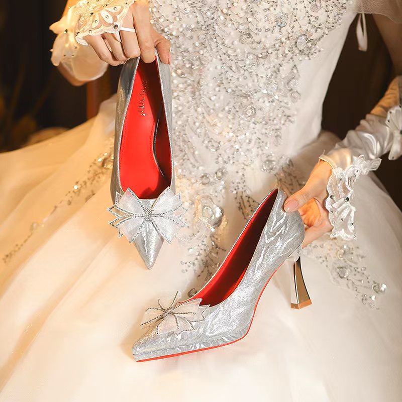 Giày cao gót nữ mũi nhọn đế xuồng đính sequin — sâm panh