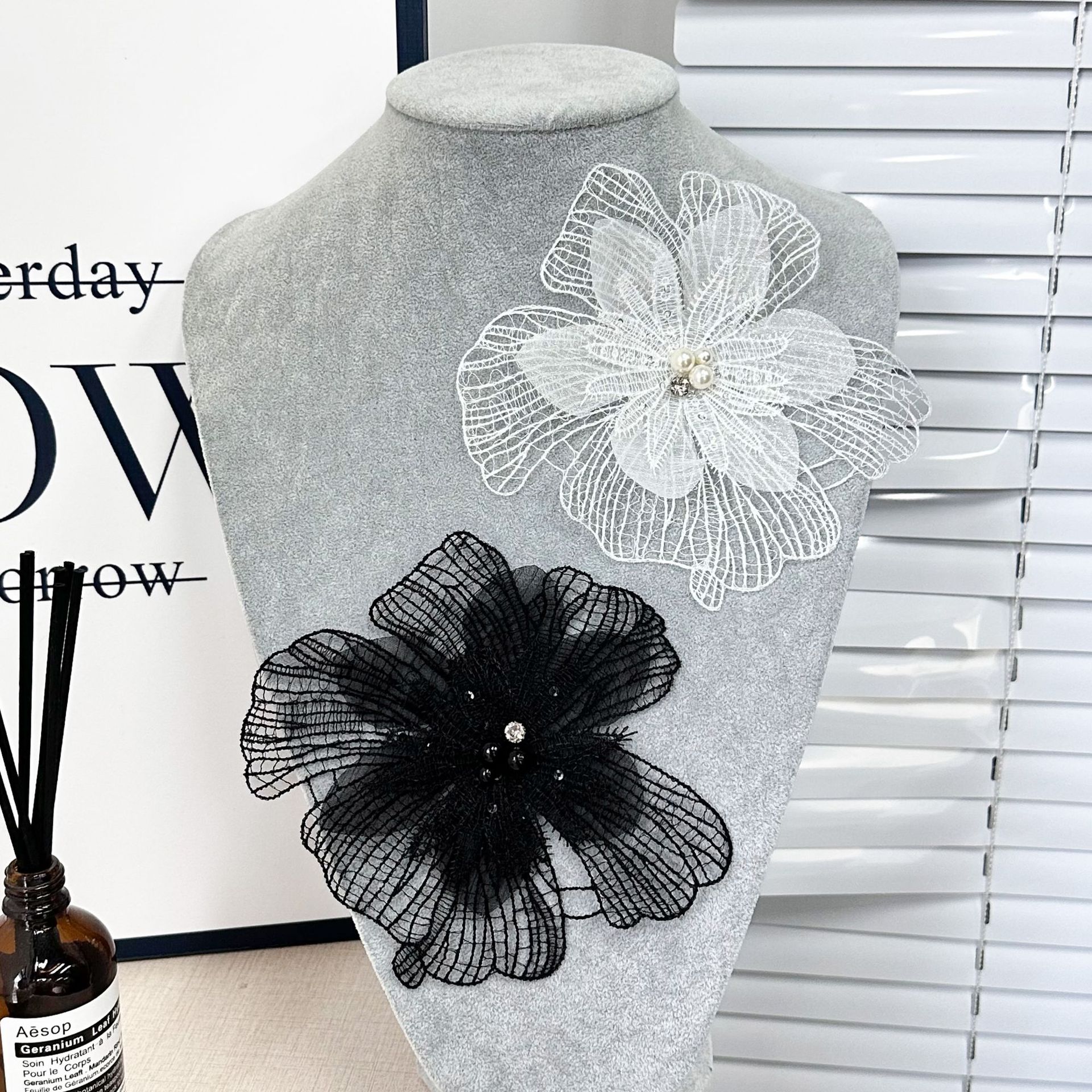 Flores tridimensionales clavos de perlas encaje ropa de niños vestidos flores decorativas bordadas a mano encaje material de tocado para el cabello image 3