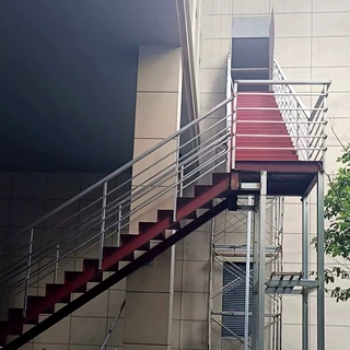酒店消防楼梯订制户外钢结构楼梯厂房L型钢制梯大型公共楼梯焊接