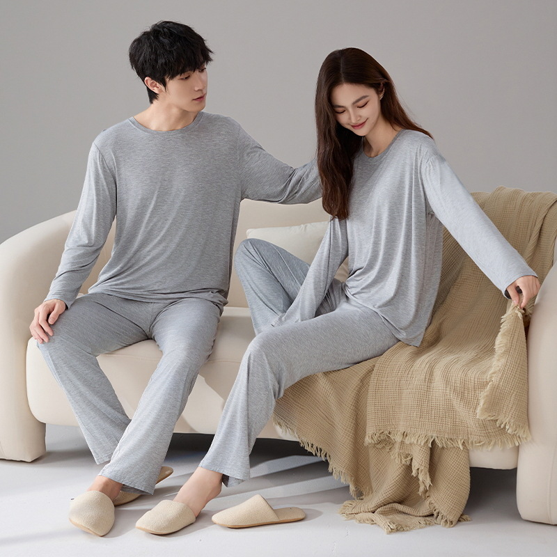 Model con cojín de pecho pijama pareja primavera y verano pantalones largos de manga larga sueltos nuevos estilos de ropa de hogar simple para hombres y mujeres