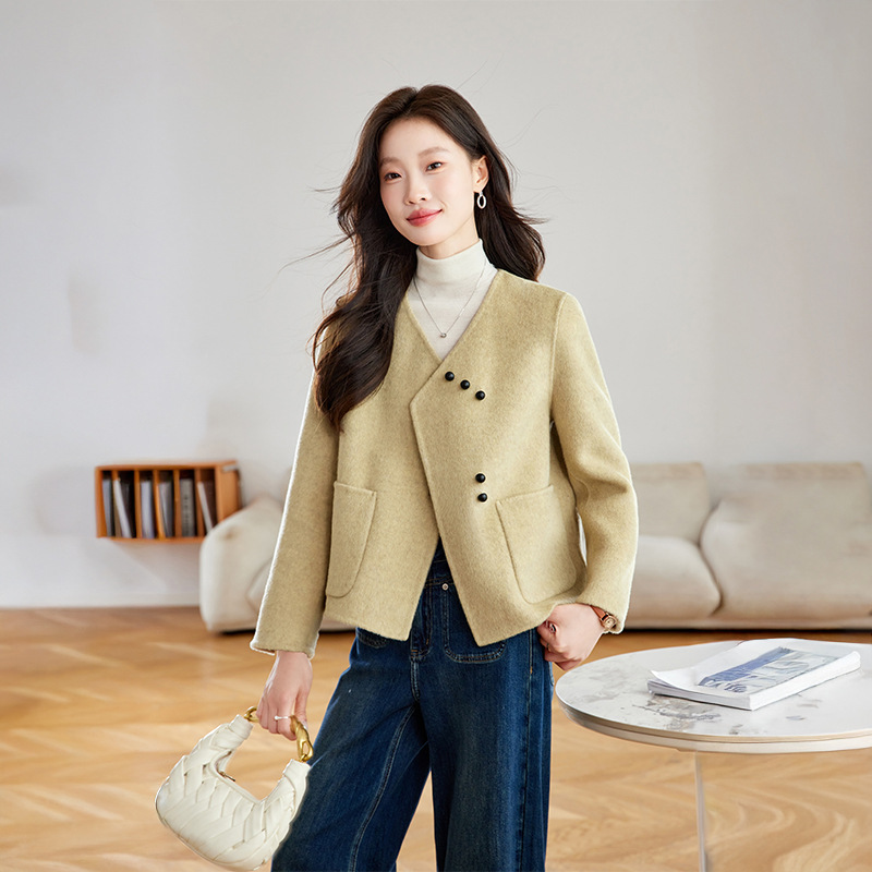 High-End 2025 New Korean Style Small Fragrant V Neck Double-Sided Outwear Women's Short Woolen Outwear for Small People