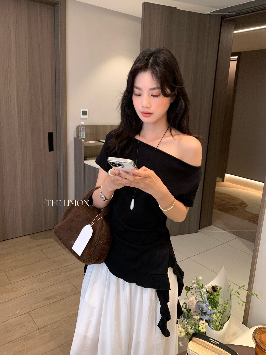 Áo thun nữ tay ngắn thiết kế lệch vai, dây rút eo, phong cách Hàn Quốc — màu đen, Màu cà phê, màu trắng, Xám hoa chi tiết 5