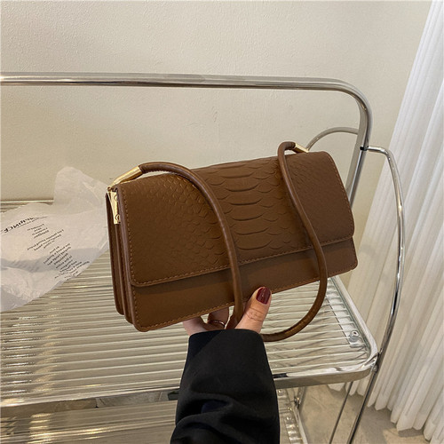 Winter fashion retro cross-body small bag for women  new style trendy niche women's shoulder baguette bag
