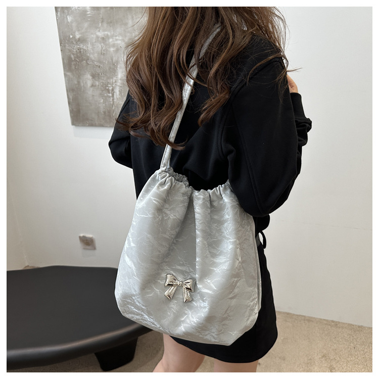 Large-capacity, elegant commuter tote bag, bow single-shoulder bag, distinctive pleated crossbody bag, 2024 new style bag trend undefined
