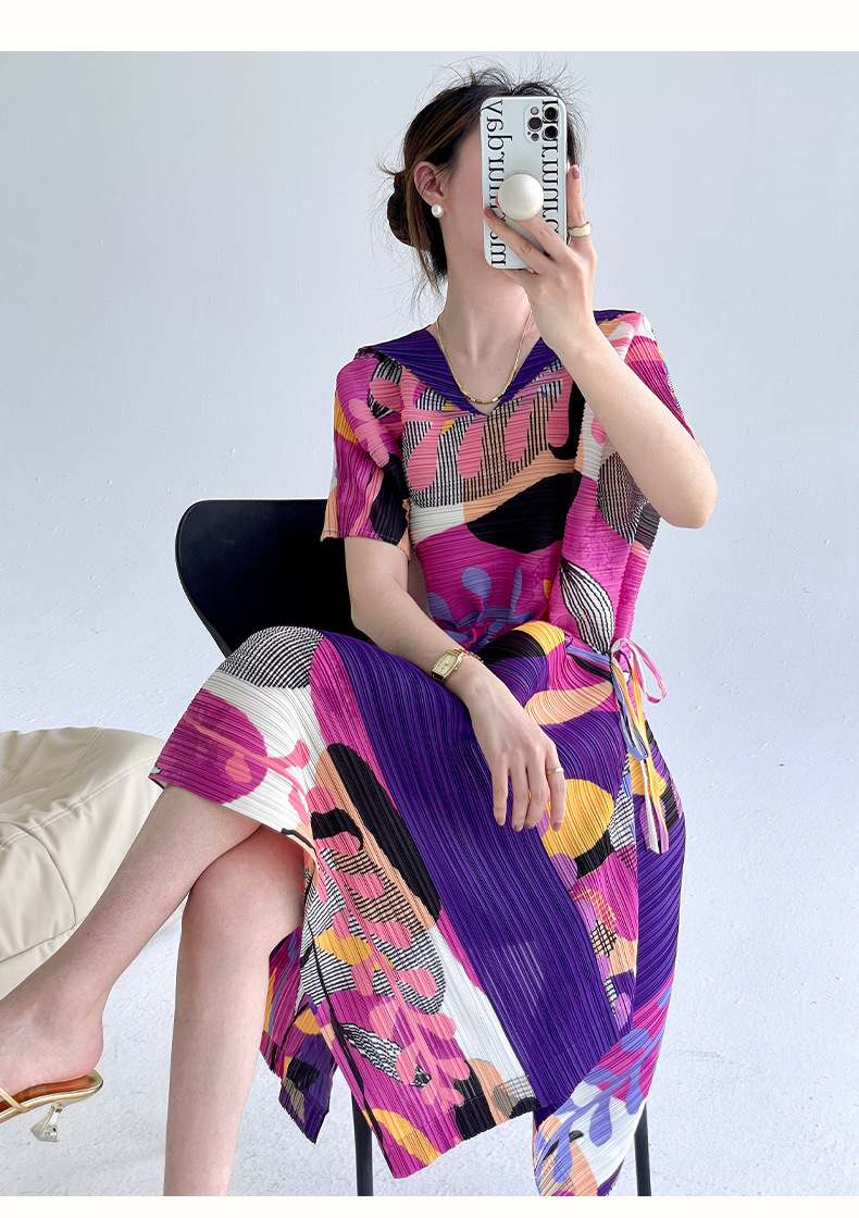 Đầm suông nữ midi in họa tiết cổ chữ V xếp ly tôn dáng eo — Màu xanh lam chi tiết 7