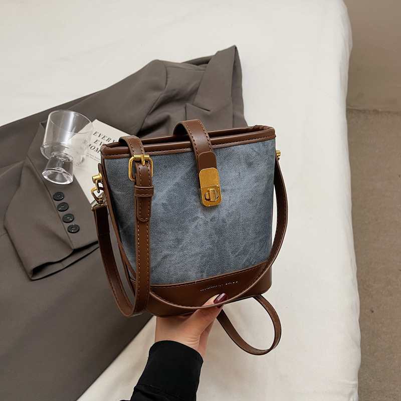 펜던트가 없는 파란색