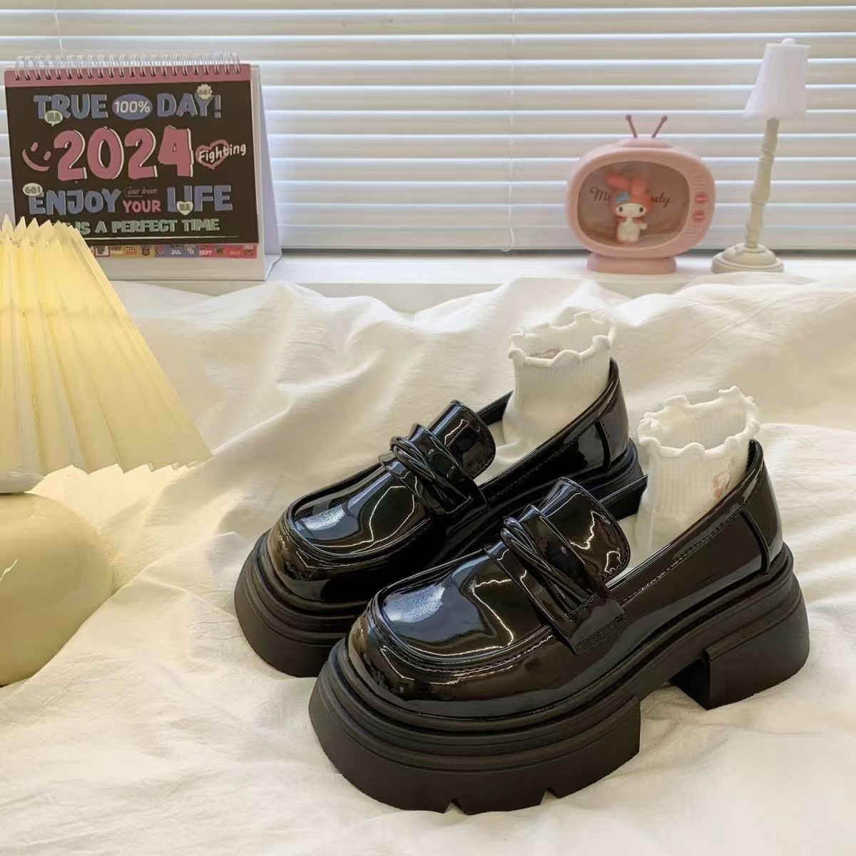 Zapatos de cuero de estilo británico de tacón grueso de suela gruesa para mujer 2025 nuevo estilo primavera y otoño zapatos de mujer de un solo pedal zapatos individuales zapatos de música negros