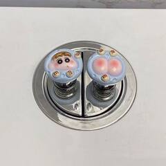 かわいいしんちゃんとお尻の便器のボタンを押して、長い爪のネイルを押します。