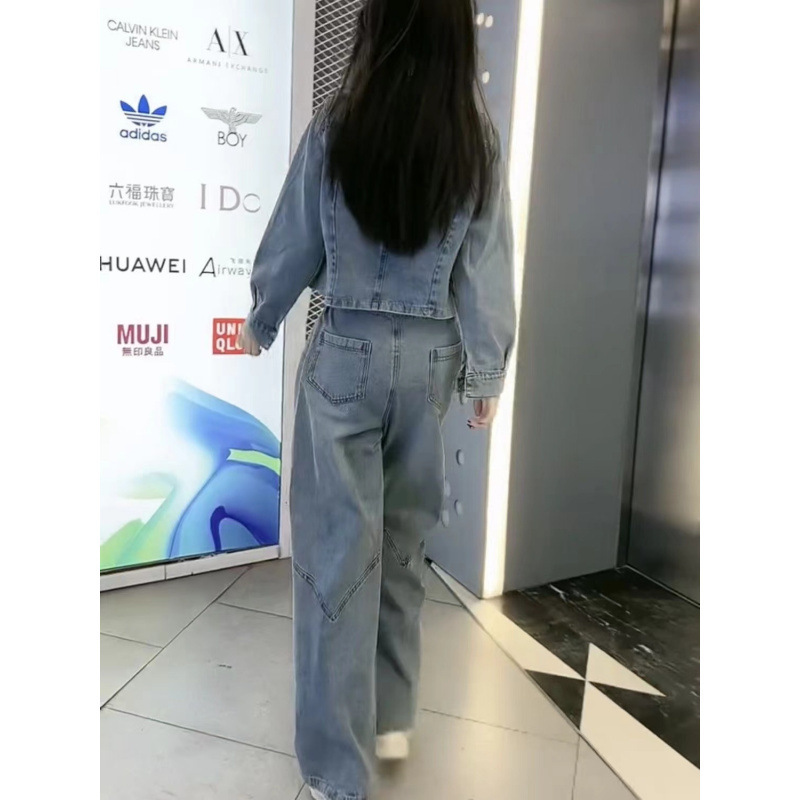 デニムのスーツの女性は春と秋に年齢を減らして痩せています。|undefined