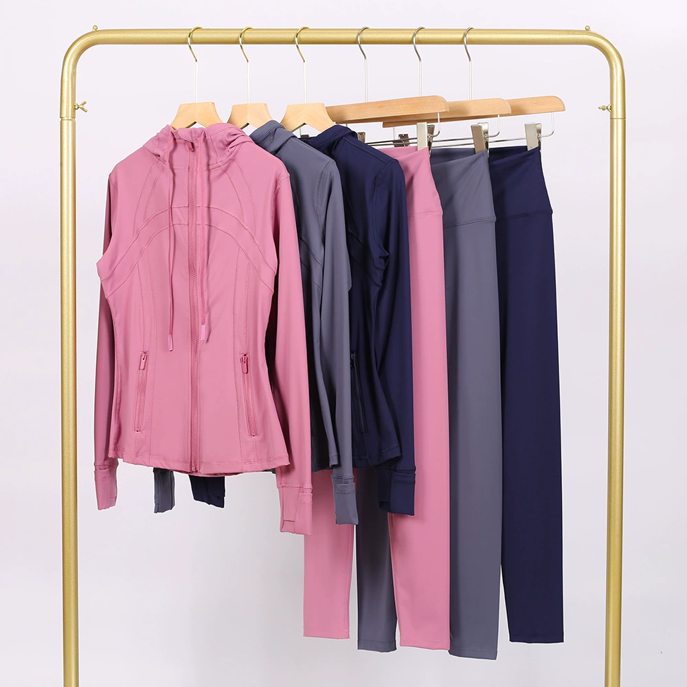 Комплект для йоги LULU: куртка с капюшоном и тисненым воротником-стойкой, укороченные брюки, облегающий кардиган на молнии, в наличии