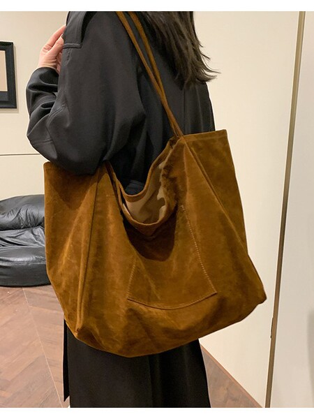 Matte retro capacious shoulder bag